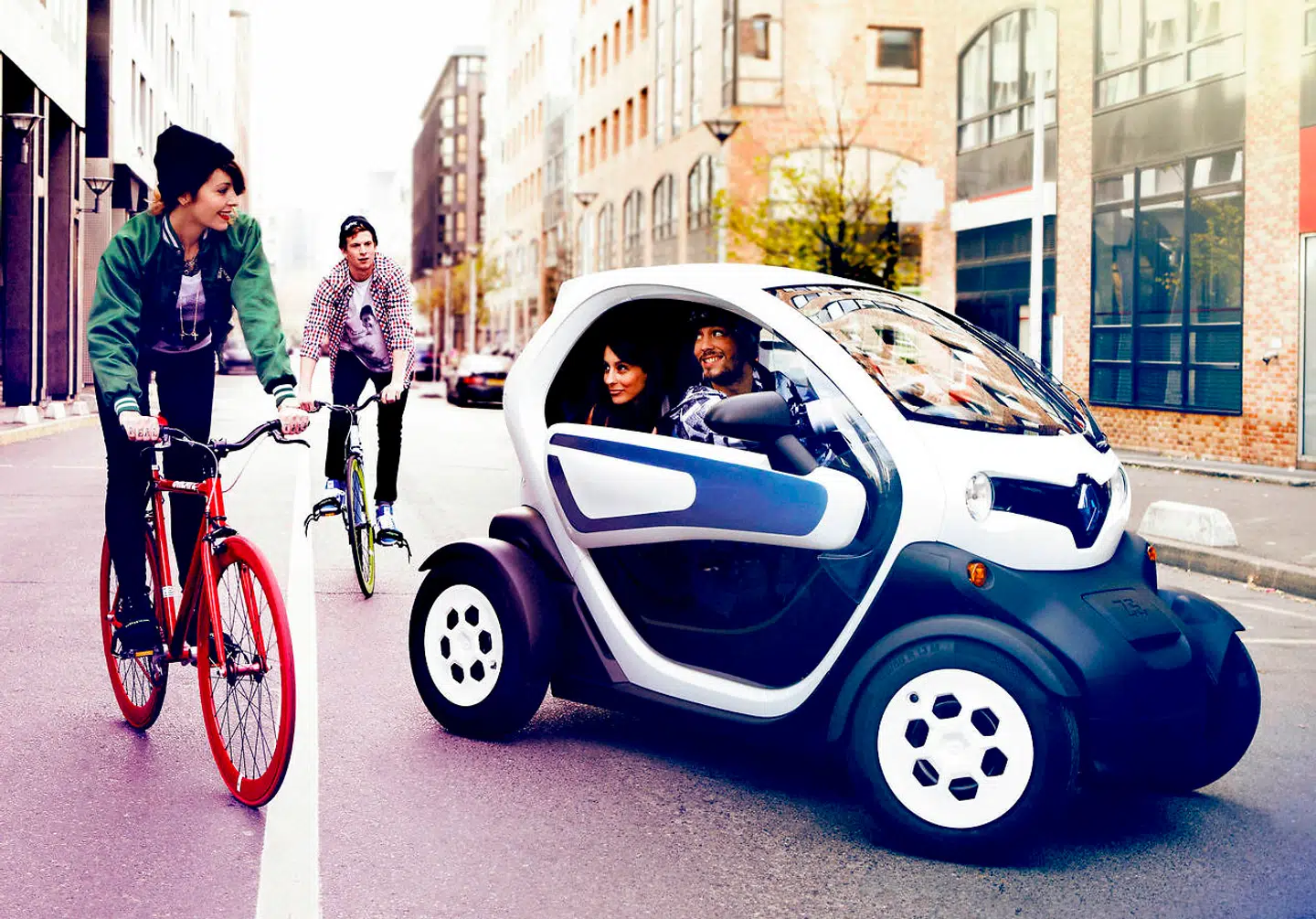 Den er billig, den er grøn, og så er den en anelse upraktisk. Renault Twizy kan ikke vække Enhedslistens vælgeres foragt, og med plads til to er der stadigvæk plads til både ministerchaufføren foran og Pernille Skipper på bagsædet.