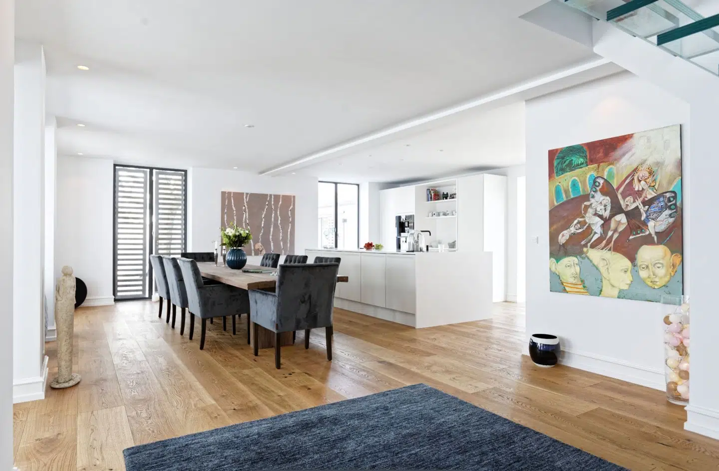 Stolene med velour i spiseområdet er fra Cozy Living. Langbordet er lavet på bestilling af firmaet Thors af bolværkstræ fra Rødbyhavn.