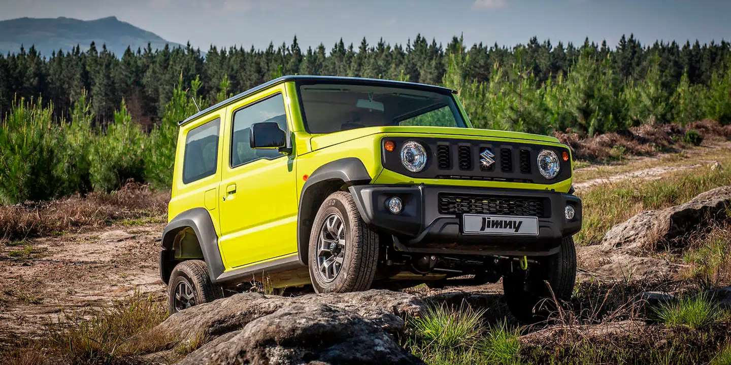 Suzuki Jimny er en af den slags biler, det er svært at blive klog på, men som er uendeligt svær ikke at holde af. Lidt som med Klaus Riskær, og selv om den nok er lige lille nok til den store mand, er den alligevel perfekt som statsministerbil til den canabisdyrkedende iværksætter og tidligere finanstroldmand.