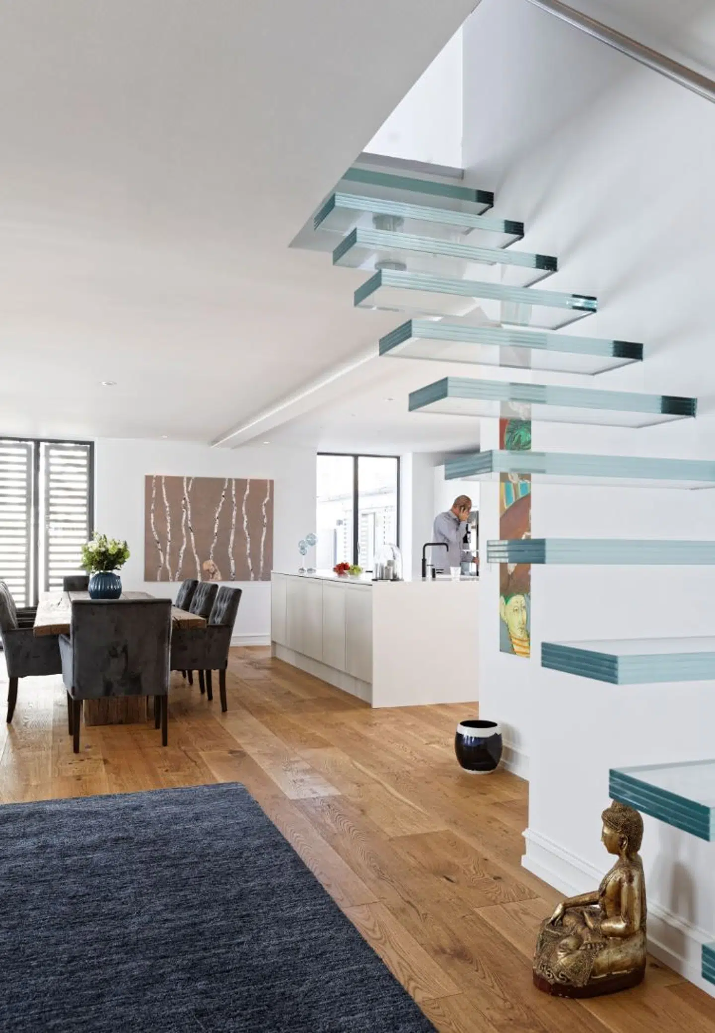 Stig Gerlach har brugt megen energi på at designe trappen med glastrin, som »svæver« i rummet og har gelænder langs væggen. Tæppet er fra Massimo.