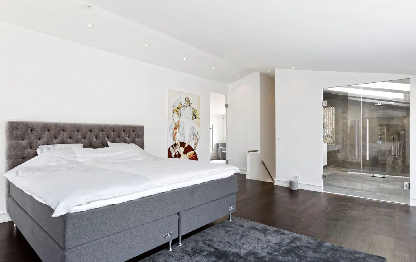 På første sal findes soveværelset med Carpe Diem-seng og blødt gråt velourtæppe.