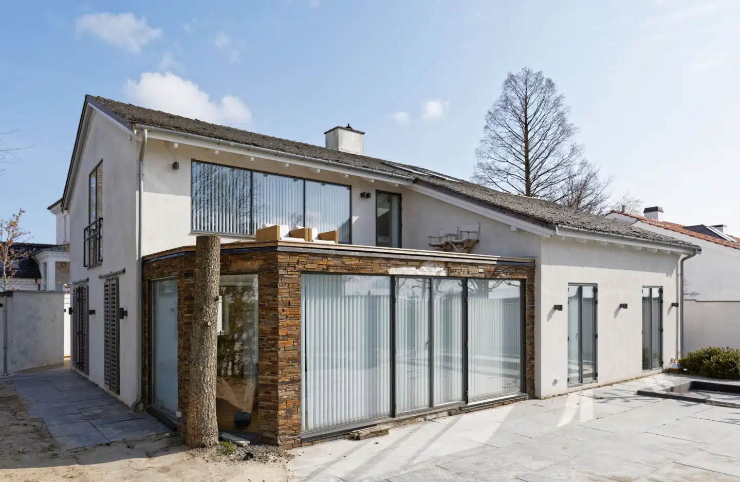Villaen fra 1957 er totalrenoveret og udvidet med en tilbygning på 40 m2.