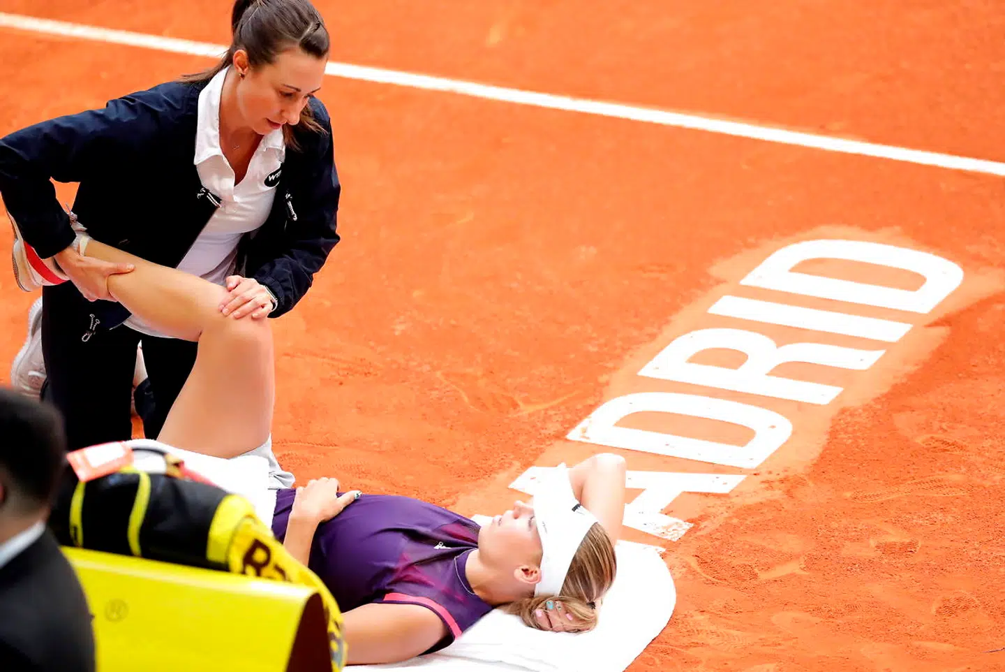 Caroline Wozniacki behandles for en skade under WTA-turneringen i Madrid tidligere på måneden.