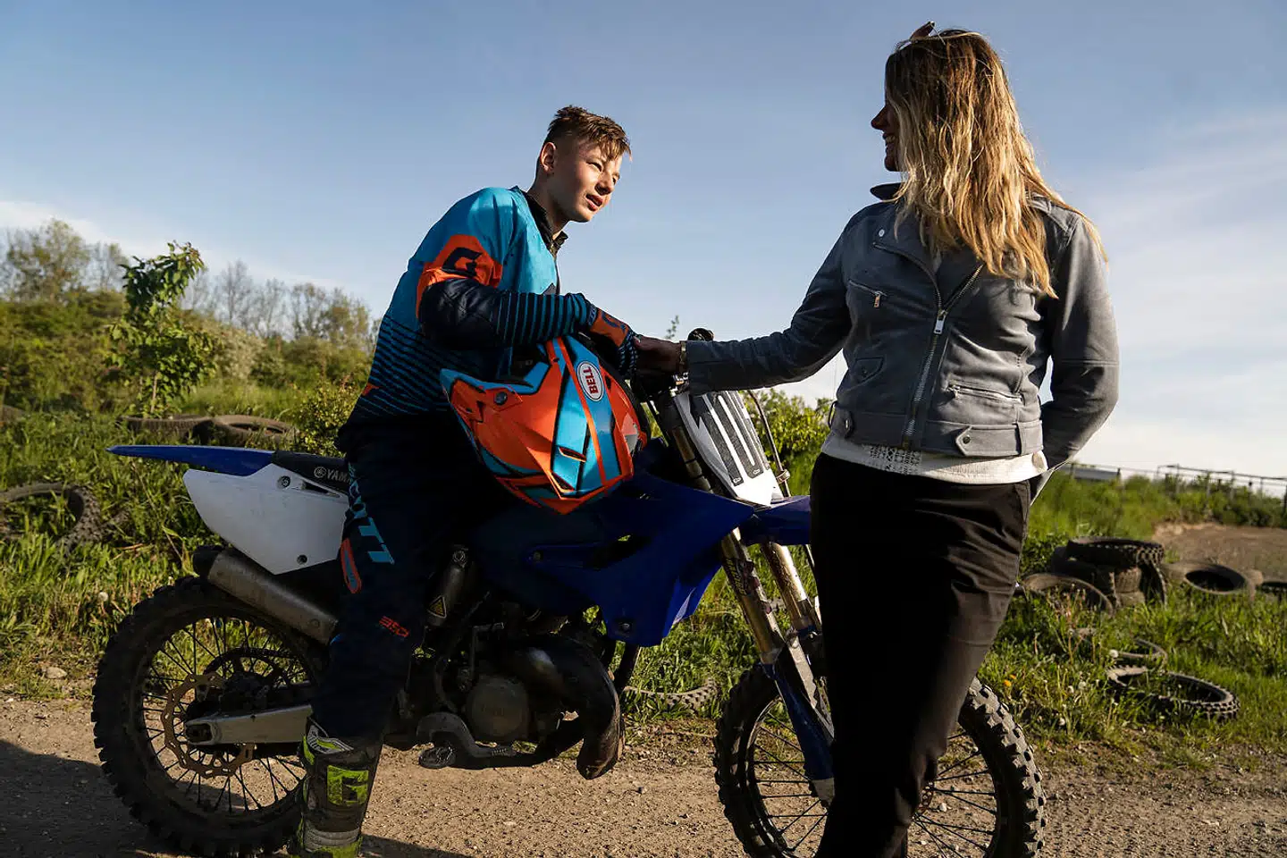13-årige Theis har ADHD og kører motocross ved Ishøj Motorcenter. Hans mor, Lizzi-Ann Fjeldsted, er stolt over, at hendes ADHD-ramte søn nu kan fordybe sig i motocross og lære andre børn at køre.