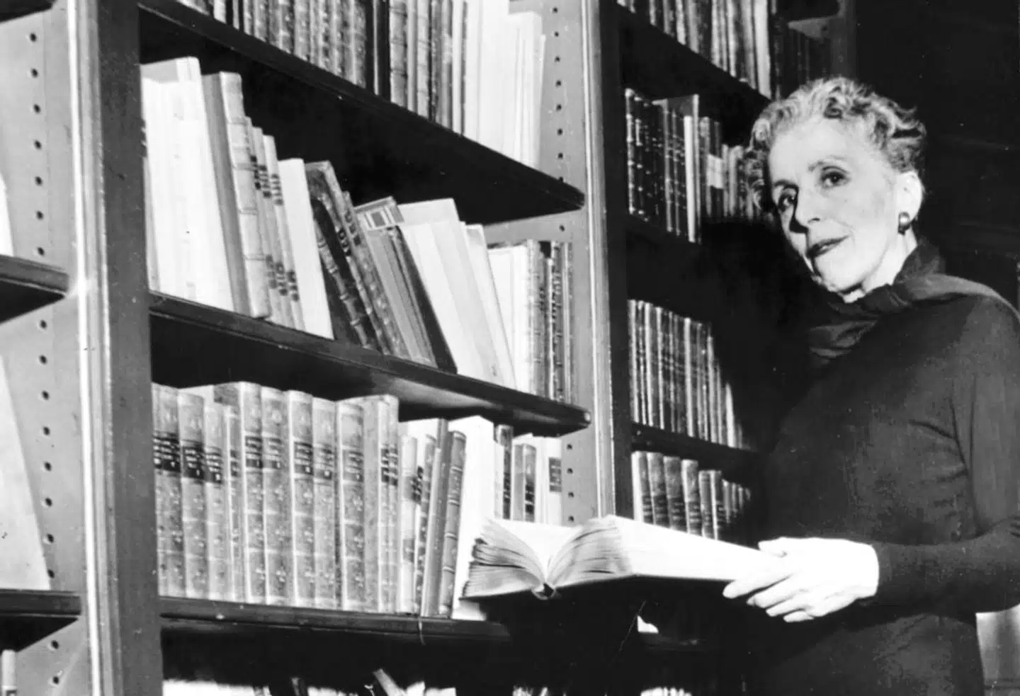 Karen Blixen selv. Billedet er taget i New York i 1959, hvor hun gennemførte en oplæsningsturné, og rygterne ville vide, at hun stod for tur til Nobelprisen i litteratur.