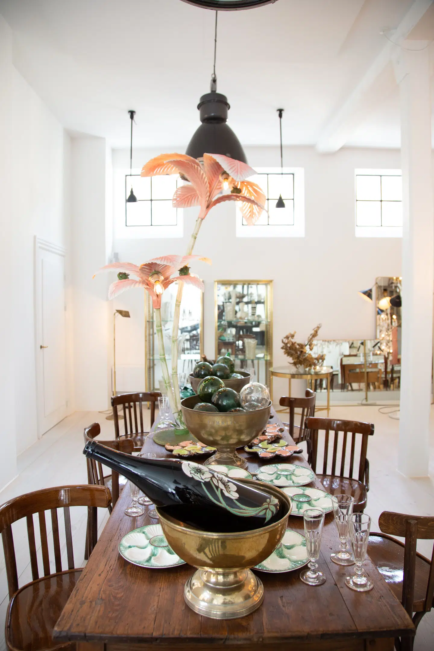 De kolde minimalistiske hjem kan blødes op med loppefund i luksusklassen.