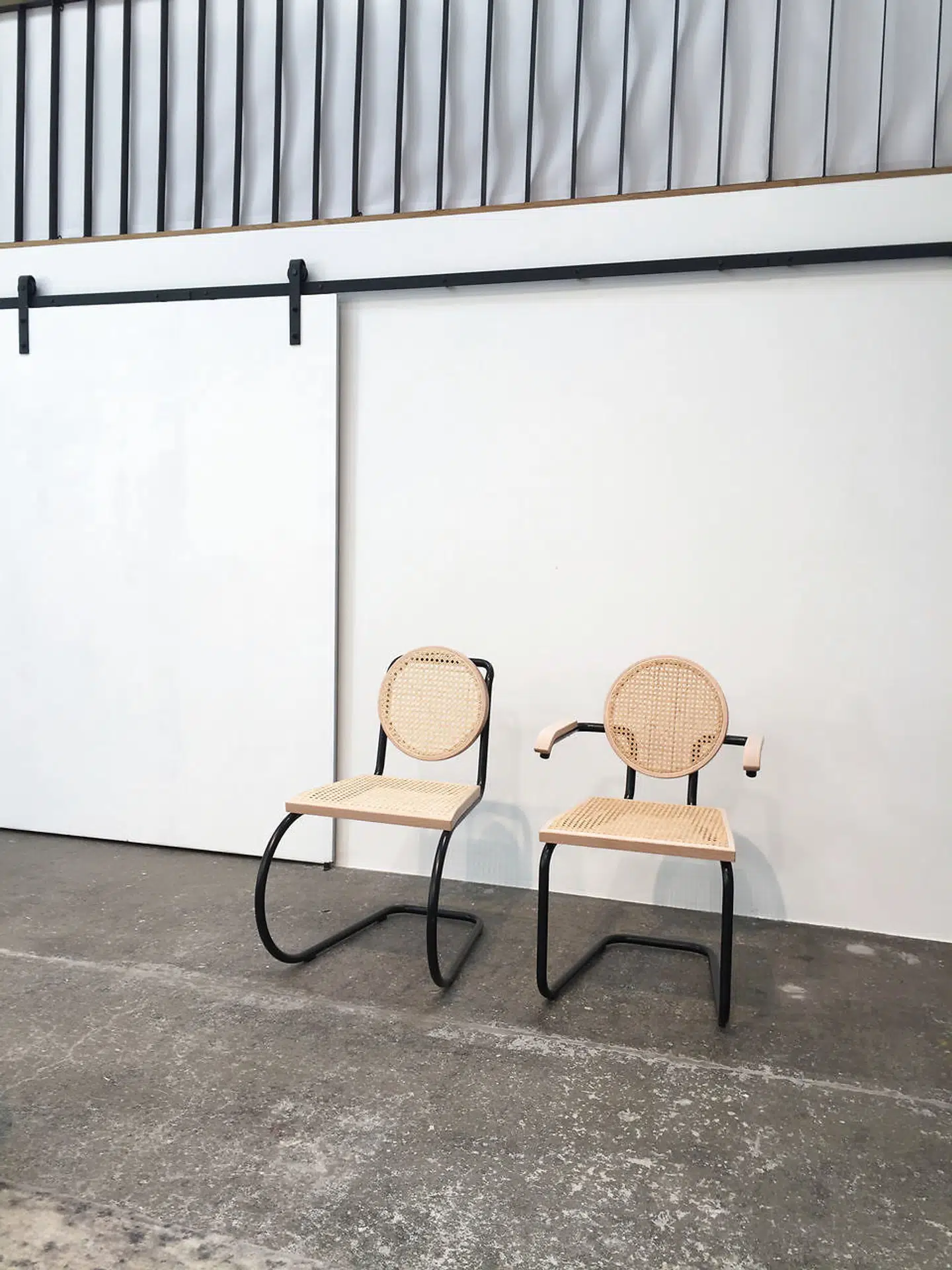 »He-stolen« er bredskuldret og med armlæn; »She-stolen« er blød og kurvet.