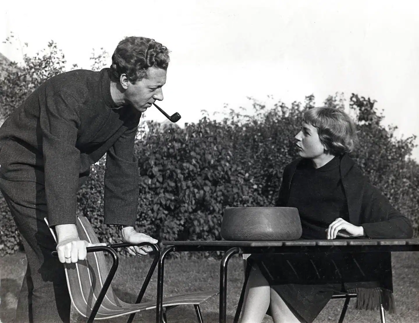 Jørgen og Nanna Ditzel i de oprindelige havemøbler fra 1955.