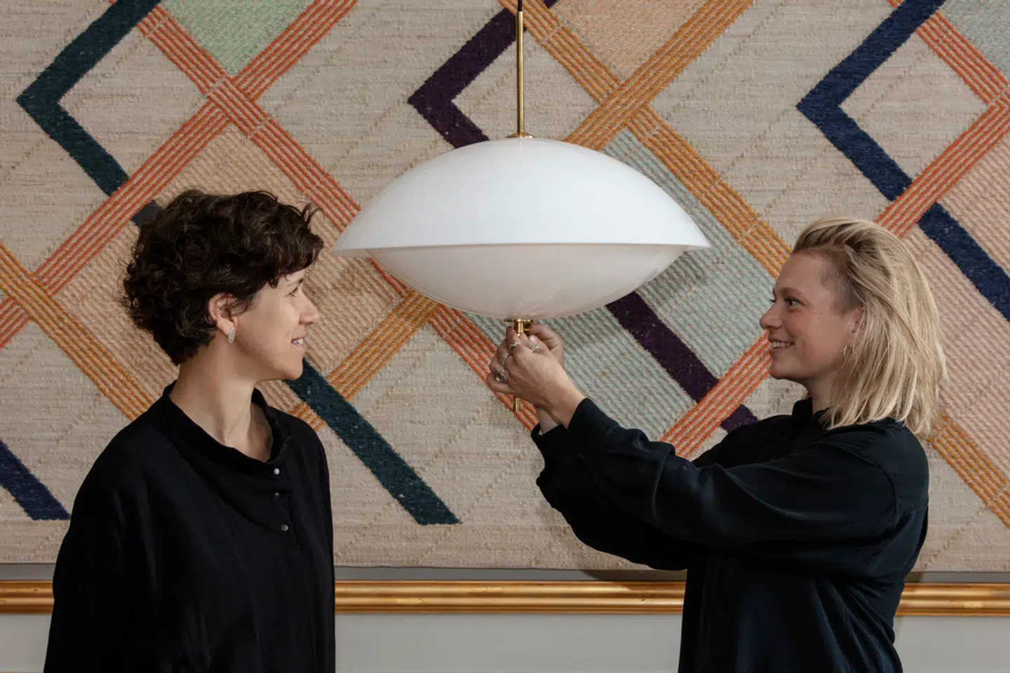 Isabel Ahm (tv.) er uddannet møbeldesigner, og Signe Lund (th.) er snedker. Nu har de sammen skabt deres første lampe: Pendlen »Musling«, der præsenteres under 3 Days of Design.