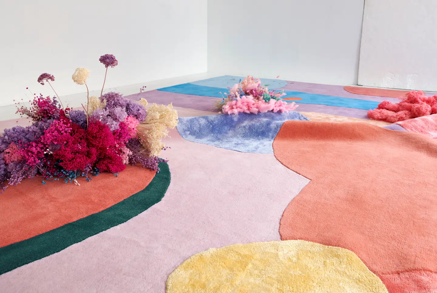 Farver og maximalisme møder bæredygtige materialer og blomster inspiration i designsamarbejdet Poppy Kalas x Layered.