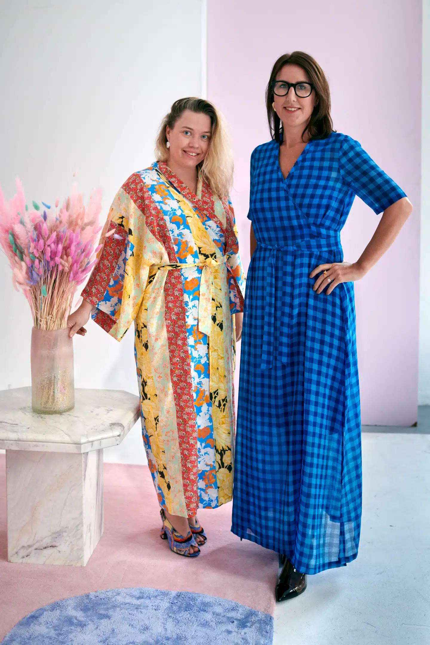 Danske Thilde Maria Haukohl Kristensen, der skaber blomsterkunst under navne Poppy Kalas (tv.) sammen med indhaver af det svenske tæppefirma Layered, Malin Glemme.