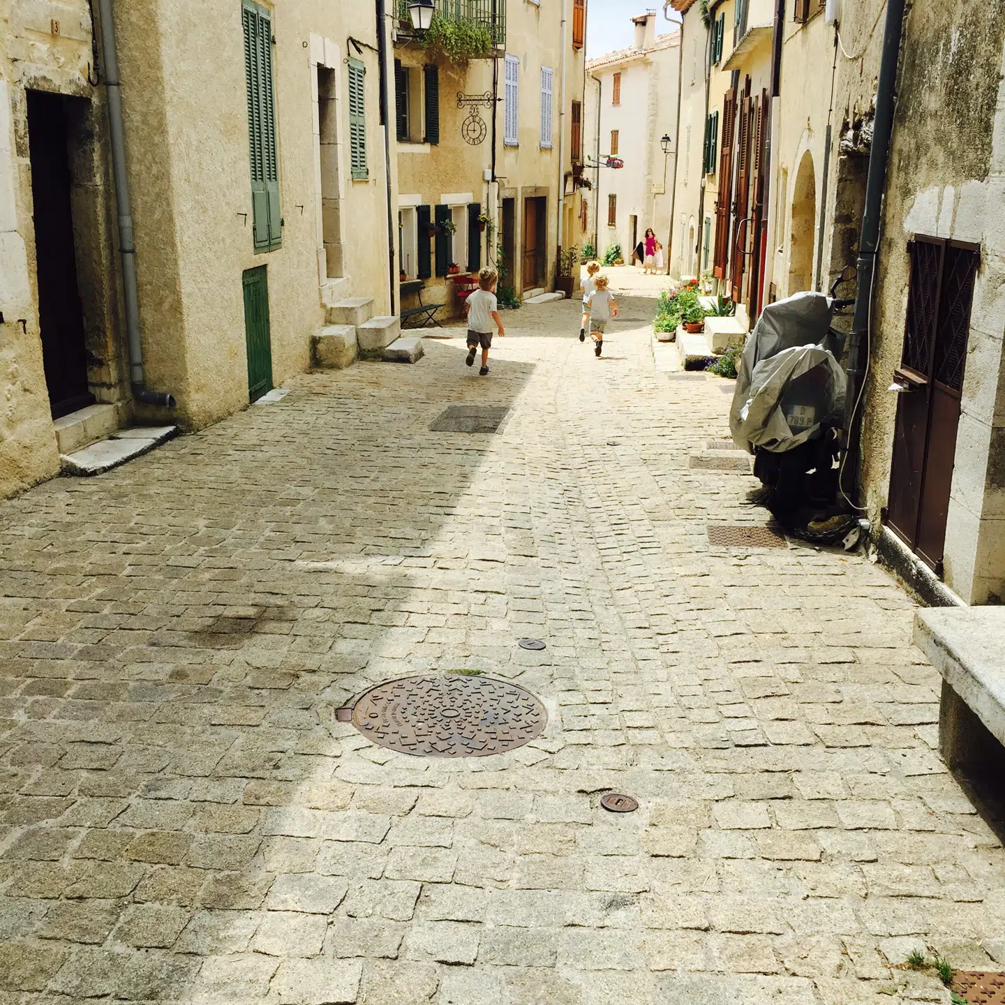 Mons byder på brostensbelagte gader.