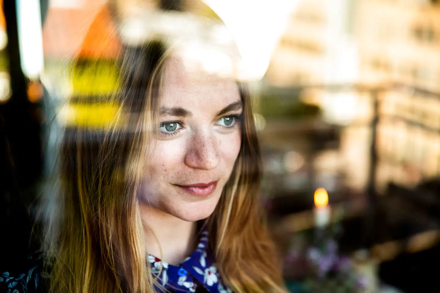 28-årige Helene Arnfred er til daglig udviklingskonsulent hos Egedal Kommune og lever et på mange måder almindeligt københavnerliv fra sin lejlighed på Vesterbro. Men hun dyrker altså også alverdens hekserier – hun er blandt andet håndanalytiker, laver kvindecirkel-ritualer og tror på krystallers healende kræfter og astrologi.