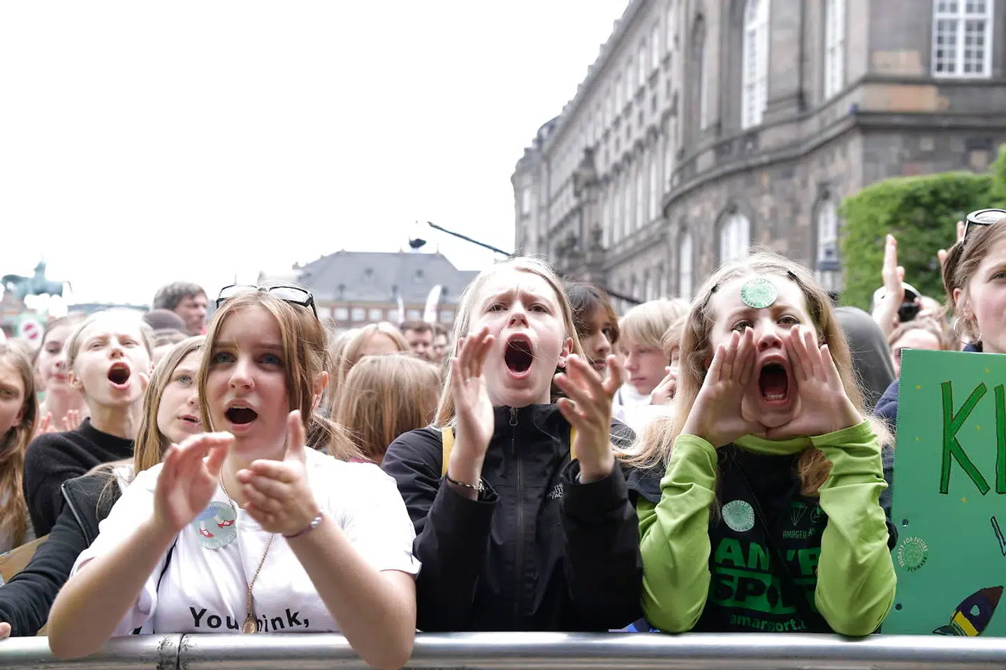 Børn og unge foran Christiansborg ved Folkets Klimamarch foran Christiansborg Slot.