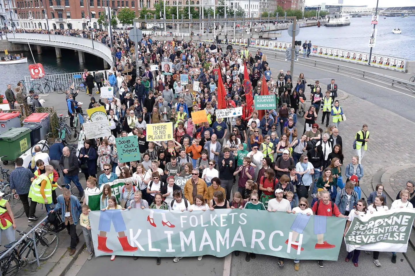 Folkets Klimamarch set fra Knippelsbro i København.