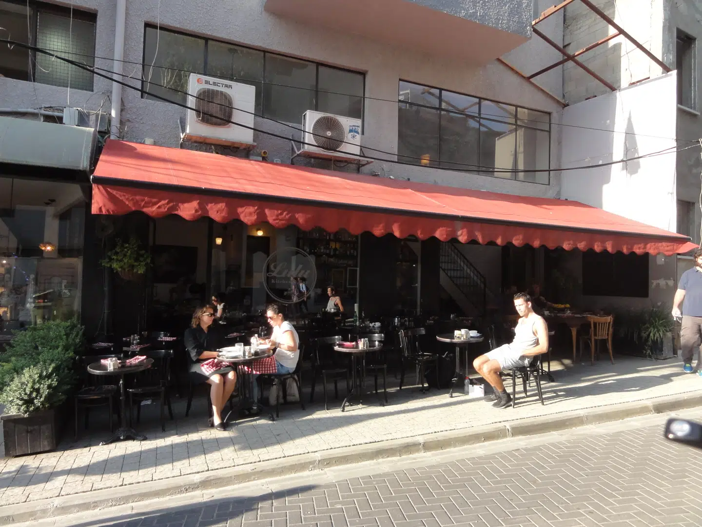 Israelerne er gode til at gå på café, og der serveres morgenmad stort set døgnet rundt, fordi man fester hele ugen og natten lang.