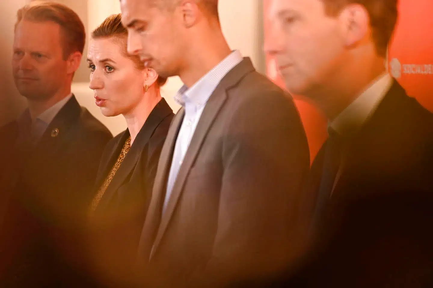 S-formand Mette Frederiksen fremlagde fredag partiets samlede udlændingepolitik sammen med partifællerne Nick Hækkerup, Mattias Tesfaye og Jeppe Kofod. Men partiet får kritik for ikke at levere klare svar på afgørende spørgsmål.