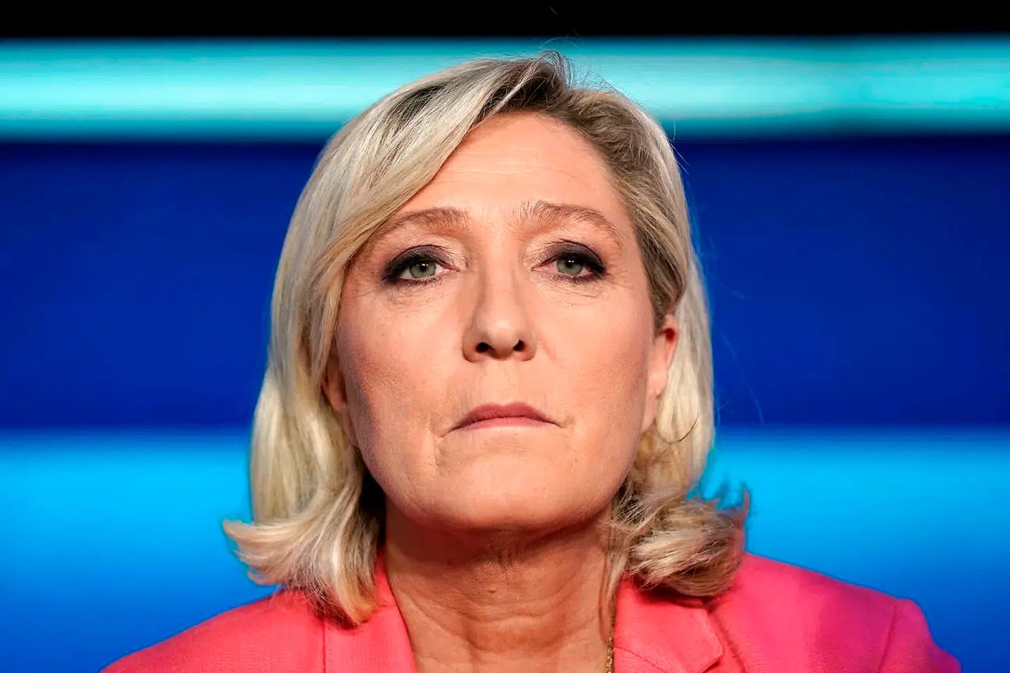 Marine Le Pen, den franske partileder for højrefløjspartiet Rassemblement National, har tabt sin ankesag ved EU-domstolen. Nu skal hun betale 2,2 mio. kroner tilbage til Europa-Parlamentet.