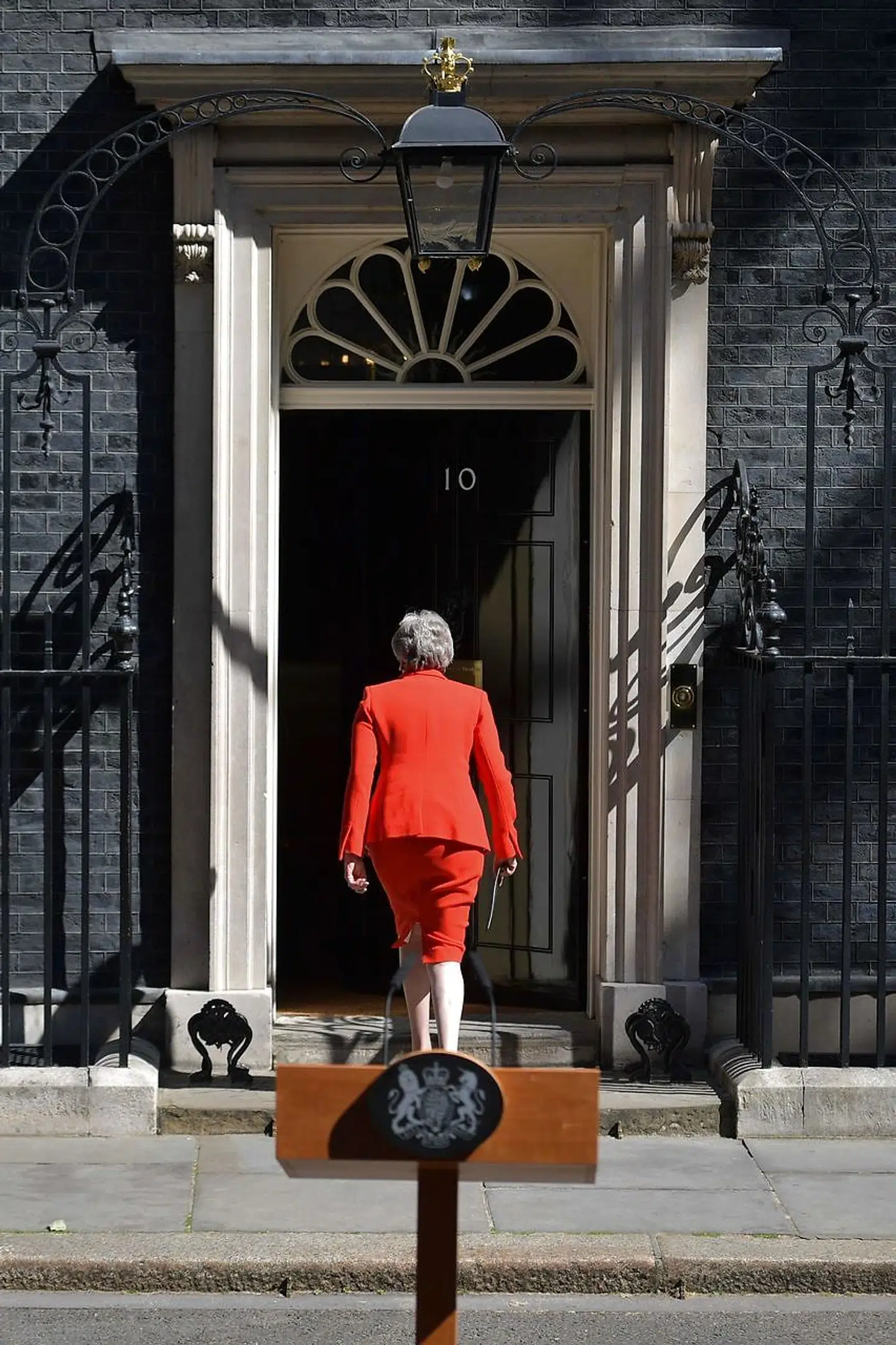 Som i det meste af sin regeringsperiode - ensom