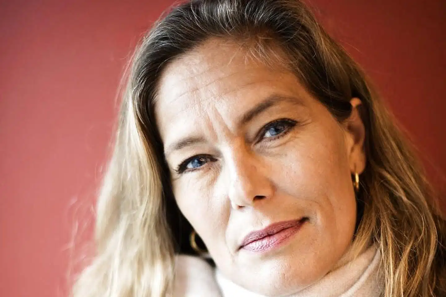 Renée Toft Simonsen, der er uddannet psykolog, har haft succes som børnebogsforfatter med bl.a. serierne om Karla og Tiberius Tudefjæs. Nu er hun tilbage med en ny serie. »En og anden kan blive stødt på manchetterne af f.eks. den detaljerede beskrivelse af, hvordan man stjæler i en tøjbutik. De går så glip af den fine underlæggende fortælling,« skriver Berlingskes anmelder.