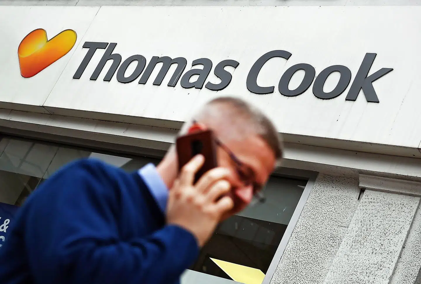 Efter et skuffende regnskab og et katastrofalt fald i aktiekursen møder britiske Thomas Cook flere tilbud om opkøb af deres skandinaviske flyselskaber, herunder danske Spies. Opkøbet vil gøre godt i kistebunden hos koncernen, der har en gæld på over 10 mia. kr.
