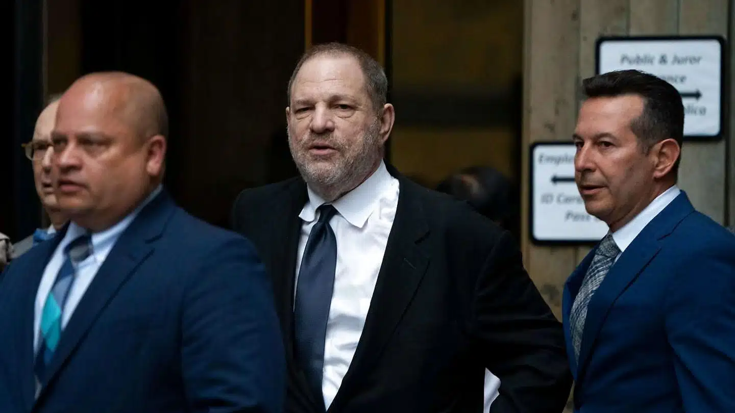 Den tidligere filmmogul Harvey Weinstein (i midten) forlader 26. april 2019 retsbygningen i New York under en pause i høringerne.