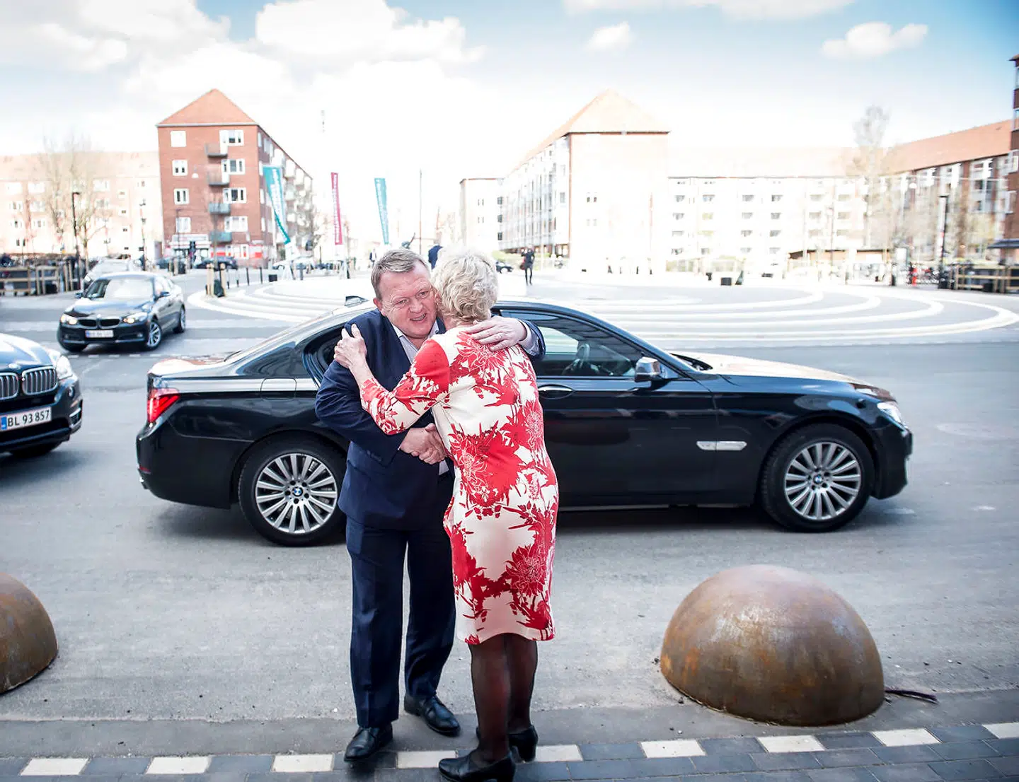 (Arkivfoto) Selv om der blev krammet, da formand for FH Lizette Risgaard (med ryggen til, red.) tog imod statsminister Lars Løkke Rasmussen (V) til Lønmodtagernes Topmøde 8. april i år, slutter fagforeningsbossen sig nu til koret af topchefer, som opfordrer politikerne til at huske vækst og beskæftigelse i deres iver efter at redde klimaet.