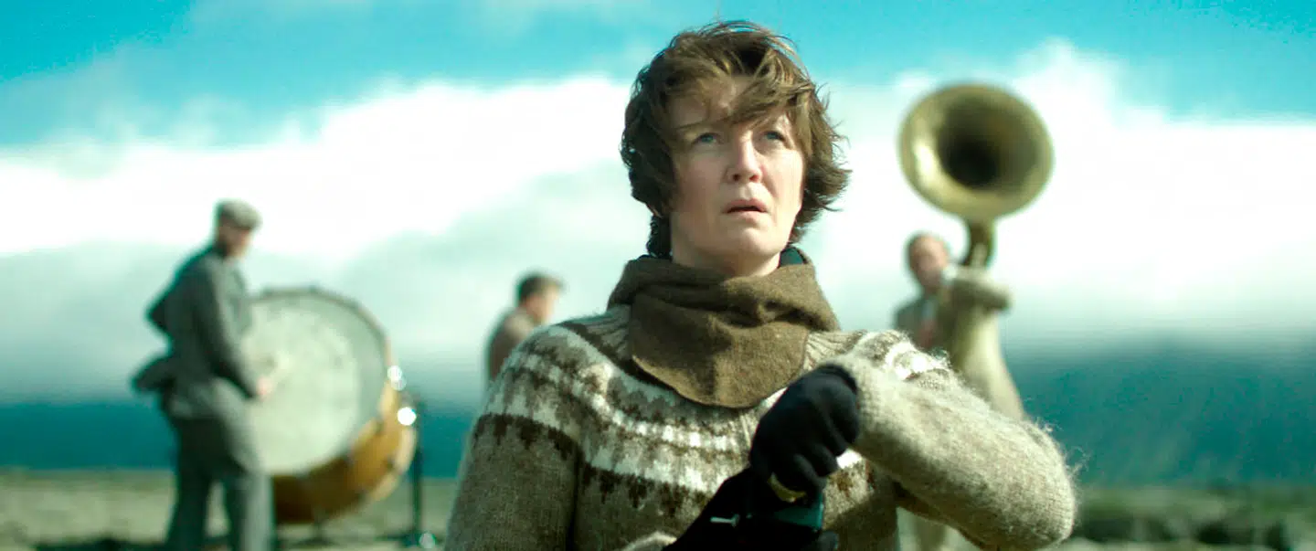 49-årige Halla (Halldóra Geirhardsdóttir) er så bekymret for klimaet, at hun indleder et dramatisk korstog mod droner og overvågning. Filmen fyldes af flotte naturoptagelser, hvor den modne dame flygter gennem det islandske mos iklædt islændersweater og pilekogger.