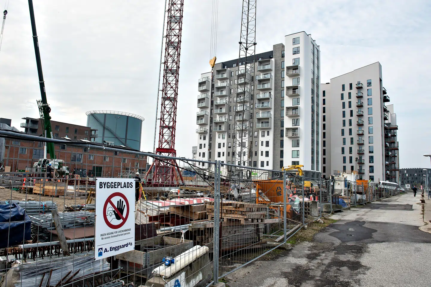 Udlejningsboliger kan sælges momsfrit, men kun hvis sælger reelt kan anses som udlejer, og ikke blot har vir-ket som developer. I praksis er nyopførte boliger moms-frie, men byggegrunde er det ikke, og der er nu tvivl om, hvordan boliger under opførelse skal betragtes. Billedet er fra havnefronten i Aalborg. Foto: Henning Bagger, Ritzau Scanpix