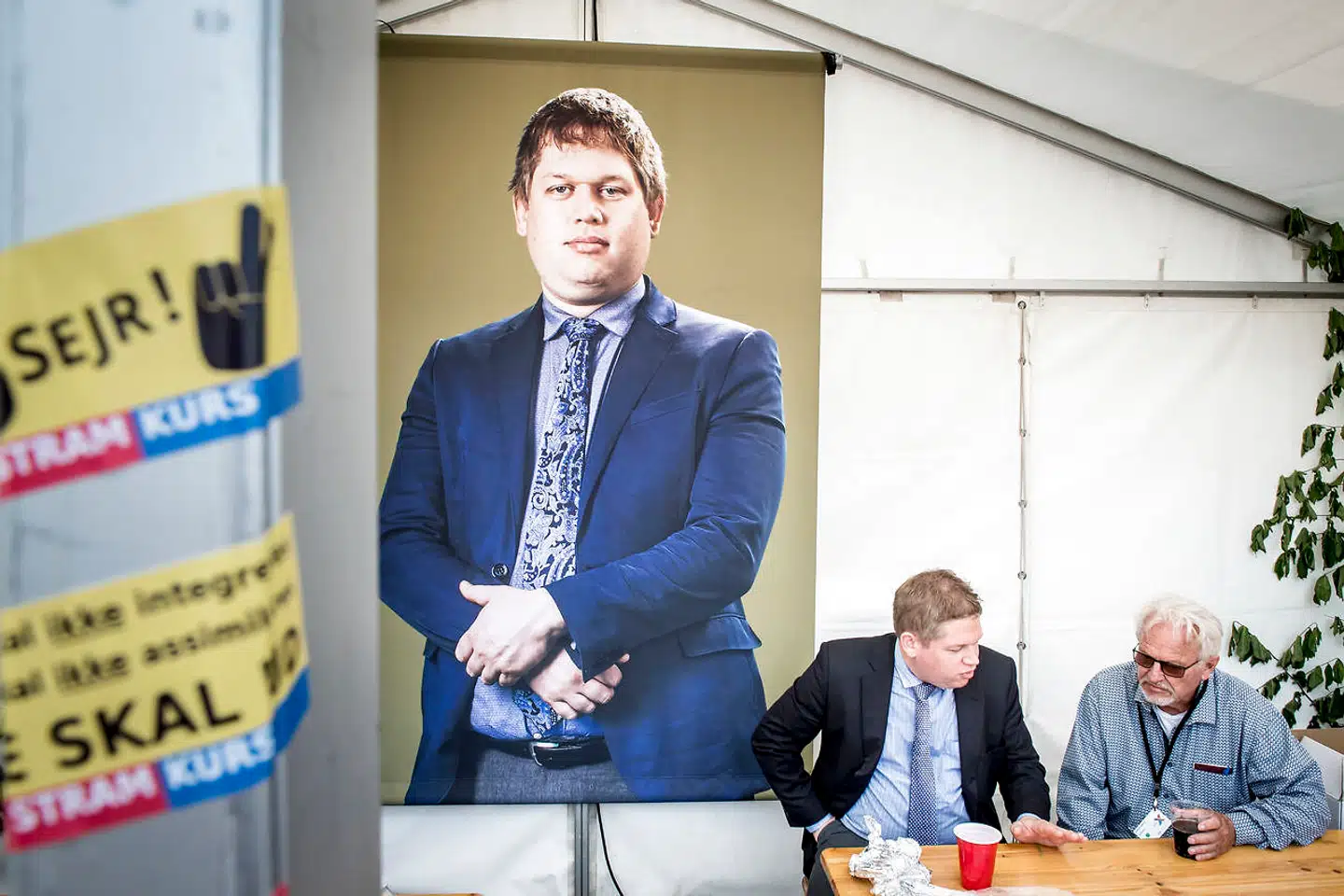 I flere år chikanerede Rasmus Paludan en ung mand, som han mødte på latinstudiet på Københavns Universitet. Men også ledelsen på Det Humanistiske Fakultet kæmpede i flere år med utallige klager og trusler om diverse retlige skridt fra Paludans side. Få år senere blev han ansat som ekstern lektor på jurastudiet på samme universitet. Her ses Paludan under et valgfolkemøde hos TV 2 på Kvægtorvet i Odense 19. maj 2019.