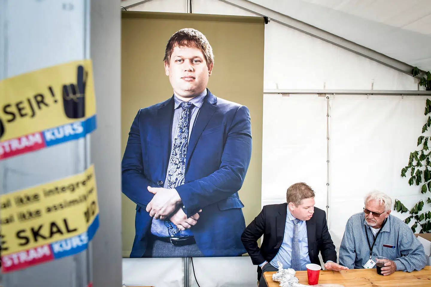 I flere år chikanerede Rasmus Paludan en ung mand, som han mødte på latinstudiet på Københavns Universitet. Men også ledelsen på Det Humanistiske Fakultet kæmpede i flere år med utallige klager og trusler om diverse retlige skridt fra Paludans side. Få år senere blev han ansat som ekstern lektor på jurastudiet på samme universitet. Her ses Paludan under et valgfolkemøde hos TV 2 på Kvægtorvet i Odense 19. maj 2019.