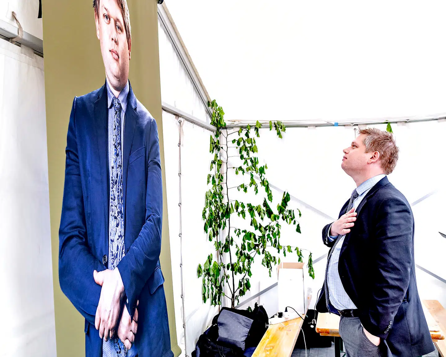 Rasmus Paludan betragter Rasmus Paludan. Valgfolkemøde på TV 2 i Odense, 19. maj.