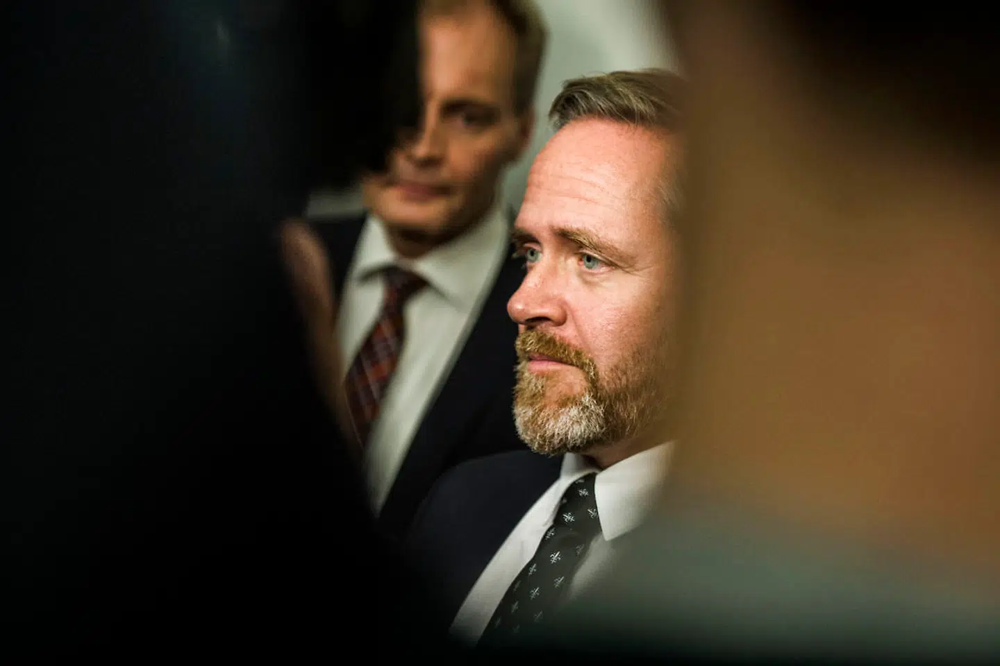 »Man kan mærke hele partiformandens følelsesregister gennem teksten. Han er led og ked af de konstante ydmygelser og vil så gerne vise Danmark, at de har taget fejl,« skriver Rune Selsing i sin anmeldelse af Anders Samuelsens »Ikke for mine blå øjnes skyld«.