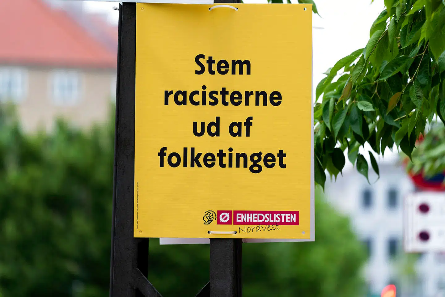FV19: Plakat fra Enhedslisten med: Stem racisterne ud af folketinget hænger på Nørrebro i København, onsdag den 22. maj 2019.. (Foto: Claus Bech/Ritzau Scanpix)
