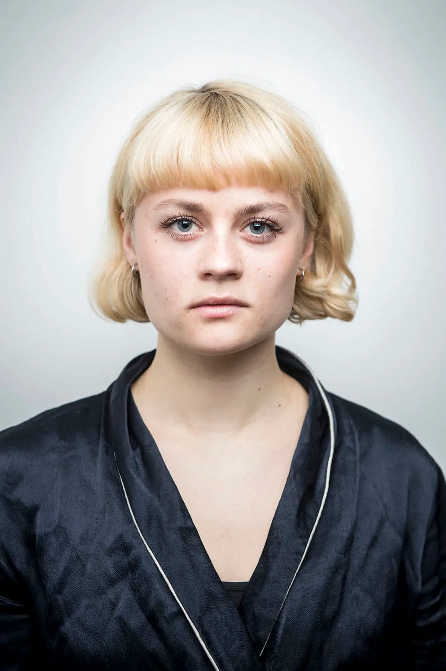 »Selvom det handler om ungdommen, synes vi egentlig, at det giver god mening at diskutere med folk, som har været i samfundet flere år, end vi har,« siger skuespilleren Line Fisker.