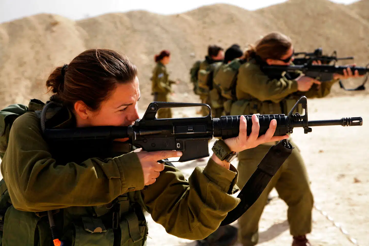 Claus Hjort Frederiksen ønsker flere kvinder i specialstyrkerne. Få lande har kvinder i specialstyrkerne, men mange lande har efterhånden kvinder også i regulære kampenheder. Der har Israel altid været langt foran andre lande.