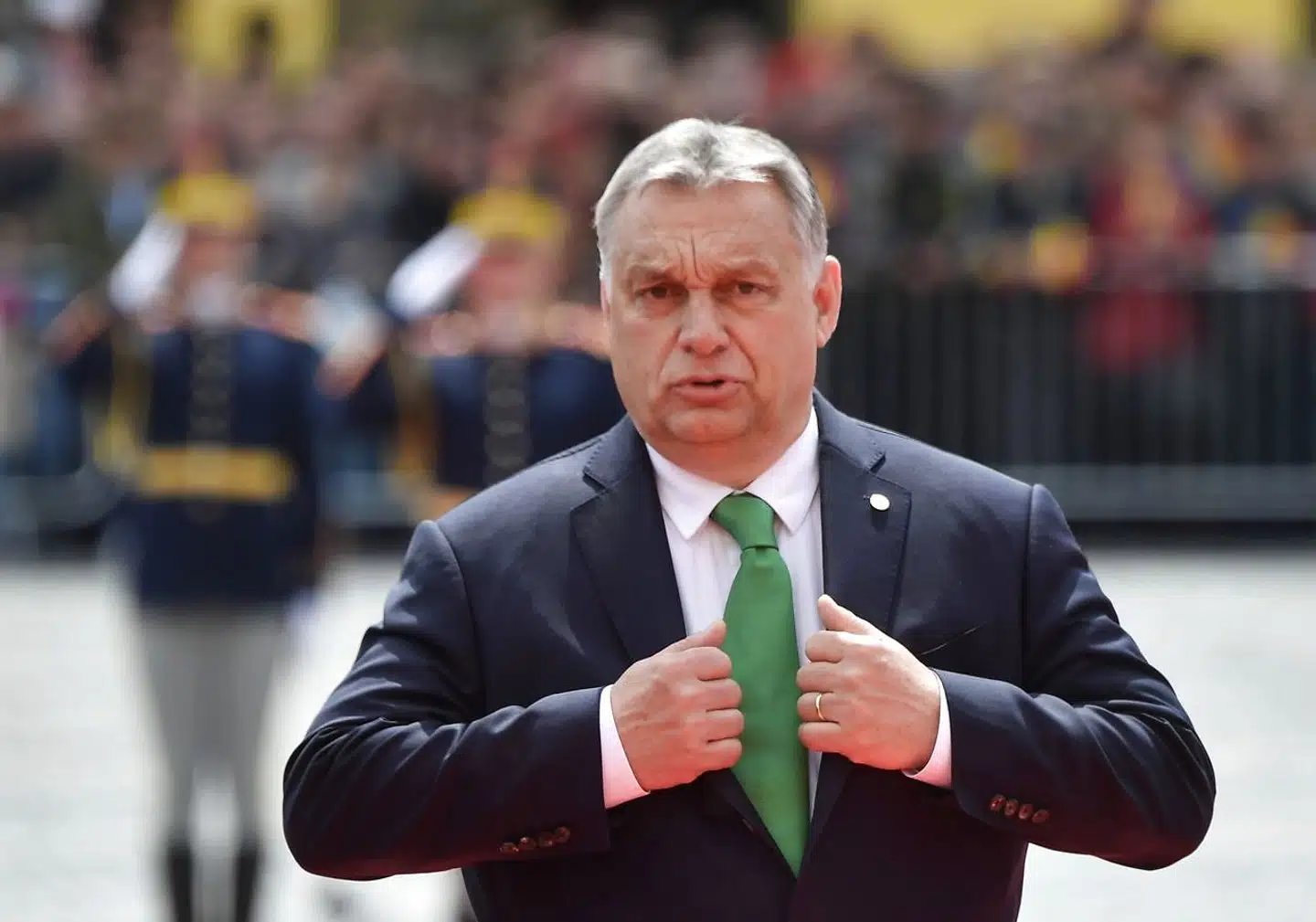 Valget til Europa-Parlamentet drejer sig om, hvorvidt politikere vil begrænse indvandringen – eller organisere den – mener Ungarns premierminister, Viktor Orbán, der dermed skærper tonen op til valget. Det er fortsat uklart, hvem Orbán vil indgå i gruppe med efter parlamentsvalget. Ifølge målingerne kan han få en kongemagerrolle efter valget, når EU skal beslutte, hvem der bliver ny formand for Europa-Kommissionen.