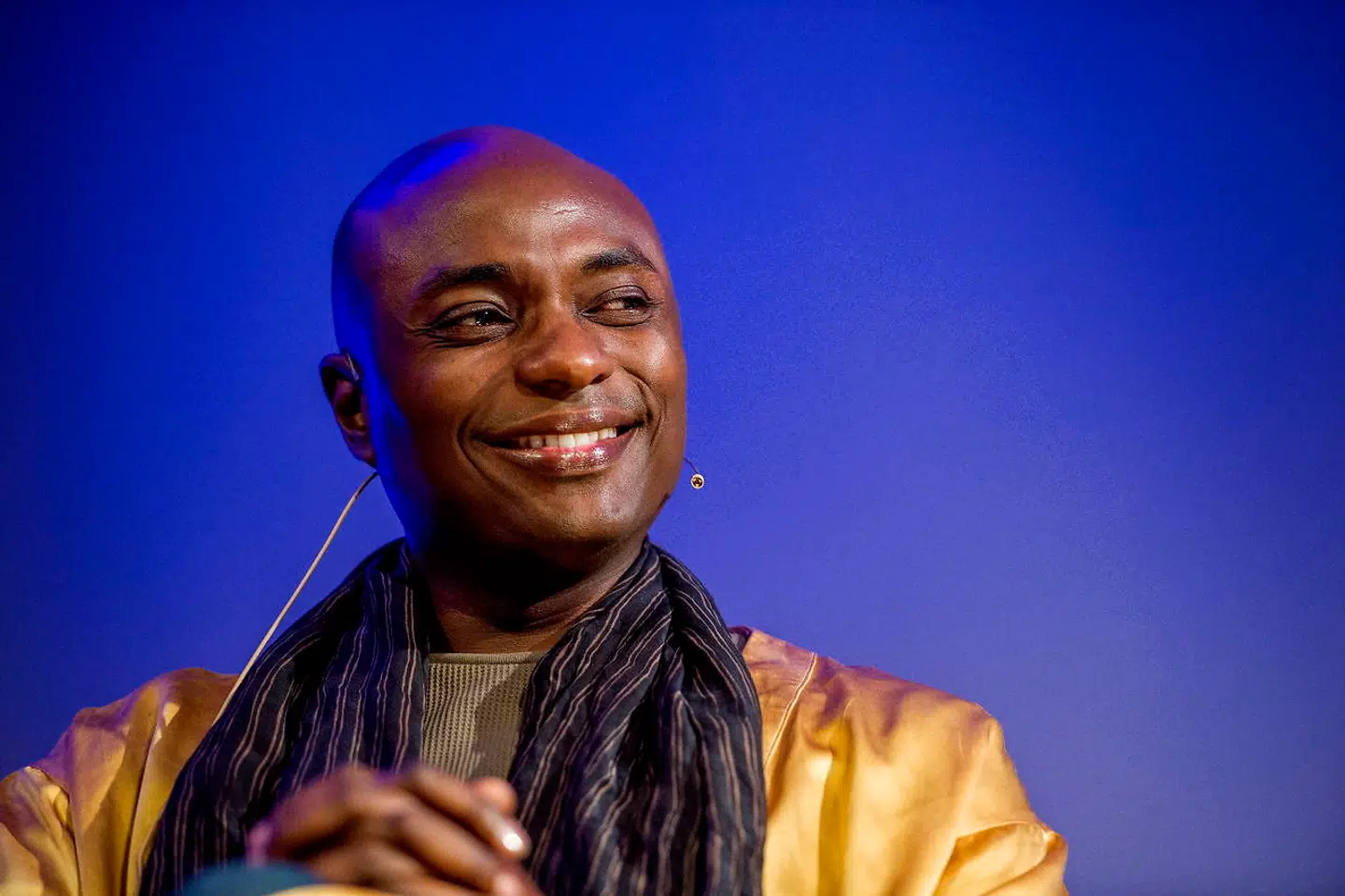 Durek Verrett er shaman og påstår blandt andet, at han kan gøre mennesker yngre og kurere leukæmi med sine healingevner.