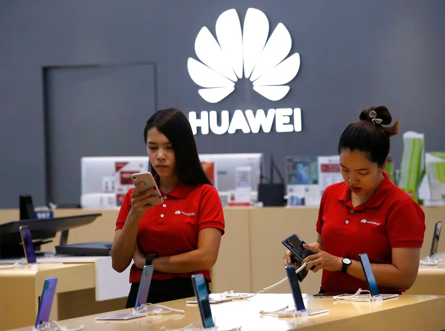 USA overvejer at begrænse fem kinesiske selskabers adgang til at købe amerikansk teknologi, i et forbud der minder om det, som blev nedlagt - og siden udskudt i 90 dage - mod telegiganten Huawei.