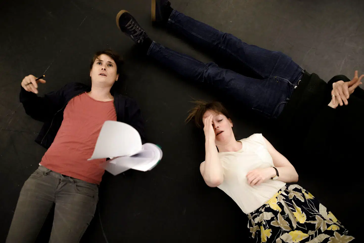 Teaterkollektivet Cheer Extreme øver på forestillingen »Opvisning i lavt selvværd«. På biledet ses Xenia Noetzelmann (tv) og Kitt Maiken Mortensen