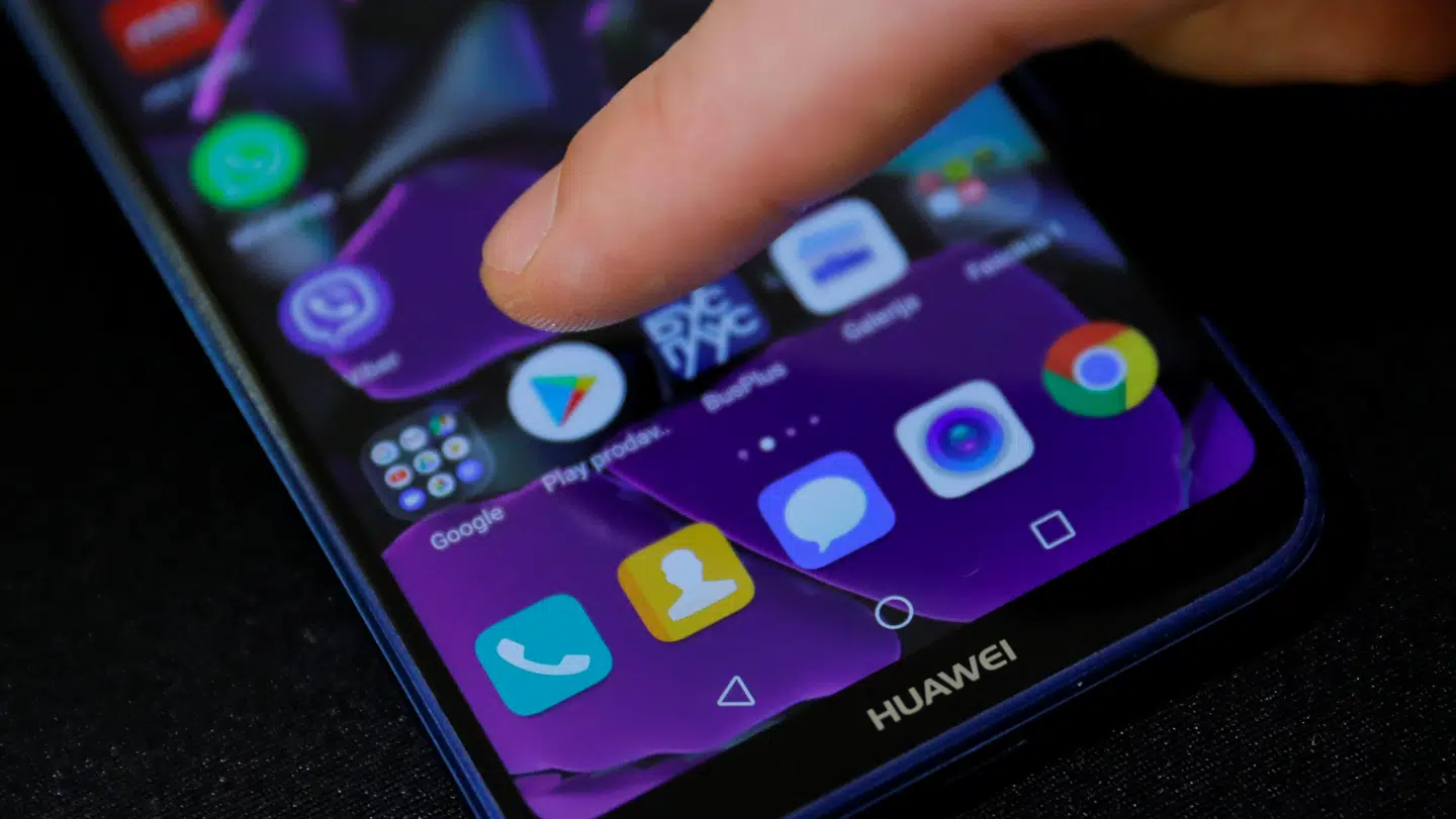 Hvis Huawei får forbud mod at bruge Googles styresystem Android, forsvinder også brugernes adgang til Google Play-butikken, hvorfra man henter og køber apps. Forbuddet er dog udsat til 19. august.