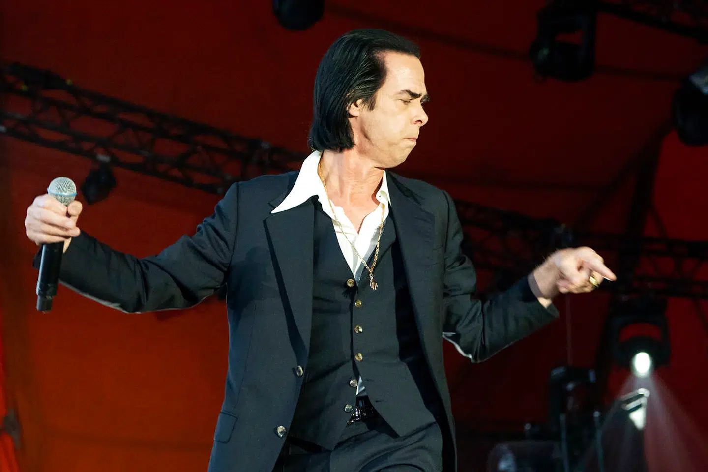 »Lad os skabe et rum, hvor vi føler os tryggen sammen,« sagde Nick Cave, da han opfordrede alle til at lægge deres mobiltelefoner - og ikke mindst kameraerne - væk. Også professionelle fotografer var forment adgang da Nick Cave gæstede DR Koncertsal. Dette er derfor et arkivfoto fra en koncert på Roskilde Festival sidste år