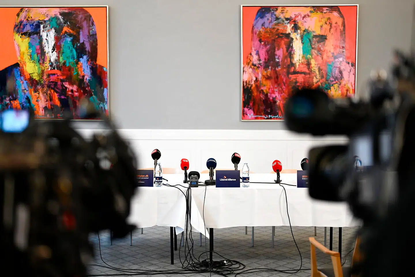 FV19: Forfatter og journalist Kirsten Jacobsen og statsminister Lars Løkke Rasmussen. Interview om bogudgivelse: "Befrielsens øjeblik - Samtaler med Lars Løkke Rasmussen" i Politikens Hus i København, torsdag den 16. maj 2019. Forfatter Kirsten Jacobsen har skrevet denne bog med en enkel og klar ambition: At nå ind til de overvejelser, Lars Løkke Rasmussen har som statsminister og privatperson i ugerne op til et folketingsvalg, der vil afgøre hans politiske fremtid.