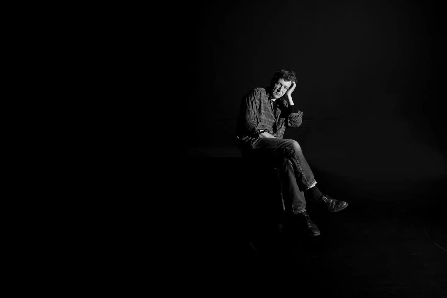 »Jeg er ikke dygtig til at lave noget flot. Mit teater er i stedet forpligtet på noget andet: På tekstens indre sandhed, som ikke nødvendigvis ligger i det rationelle og kan gengives i et referat eller et samlende, enslydende slutfacit,« siger Jens Albinus, der kan opleves i »Hvis dette er et menneske« på CPH:Stage.