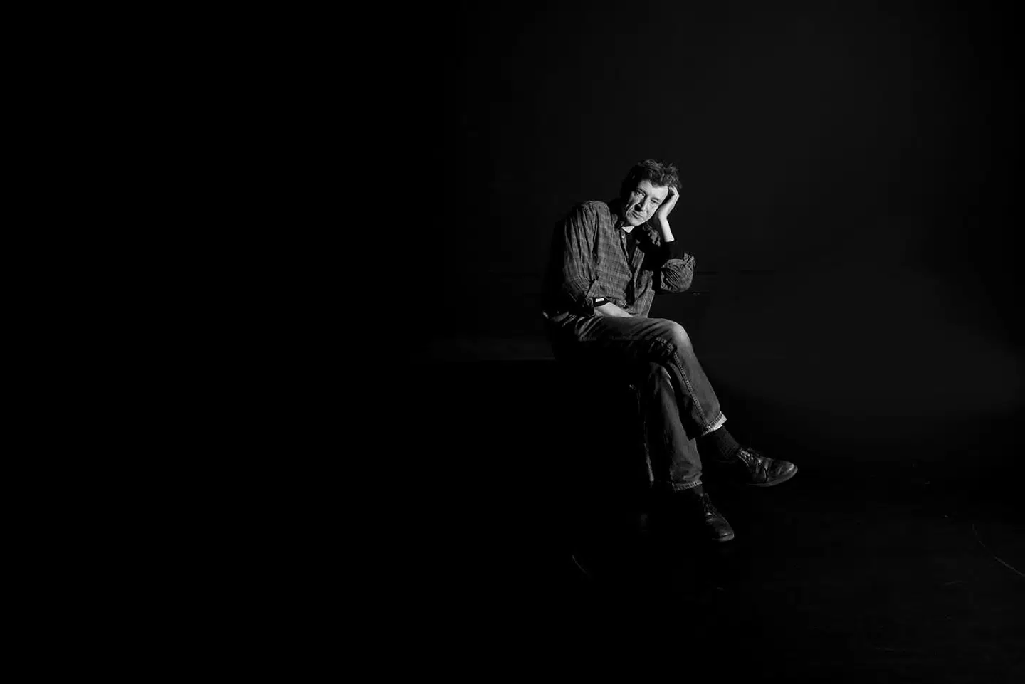 »Jeg er ikke dygtig til at lave noget flot. Mit teater er i stedet forpligtet på noget andet: På tekstens indre sandhed, som ikke nødvendigvis ligger i det rationelle og kan gengives i et referat eller et samlende, enslydende slutfacit,« siger Jens Albinus, der kan opleves i »Hvis dette er et menneske« på CPH:Stage.