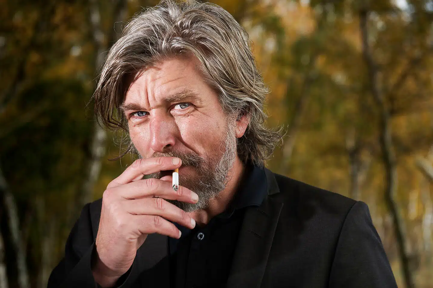 »Jeg har ingen erfaring med at skrive for scenen«, sagde den norske verdensforfatter Karl Ove Knausgård koket, da det blev annonceret, at han skulle skrive libretto til »Venter«, der vises på CPH Stage. Alligevel ved man bare, at det sikkert er værd at se.