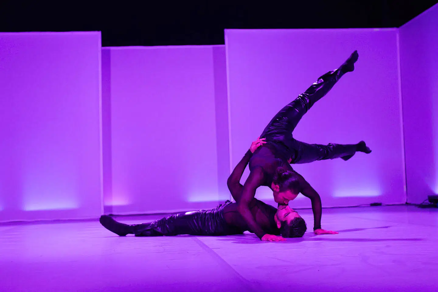 Lækre dansere i latex. Hvis det ikke kan overtale, kan man glæde sig over, at det er den britiske koreografkomet Jason Matana, der står bag forestillingen »No Sex«.