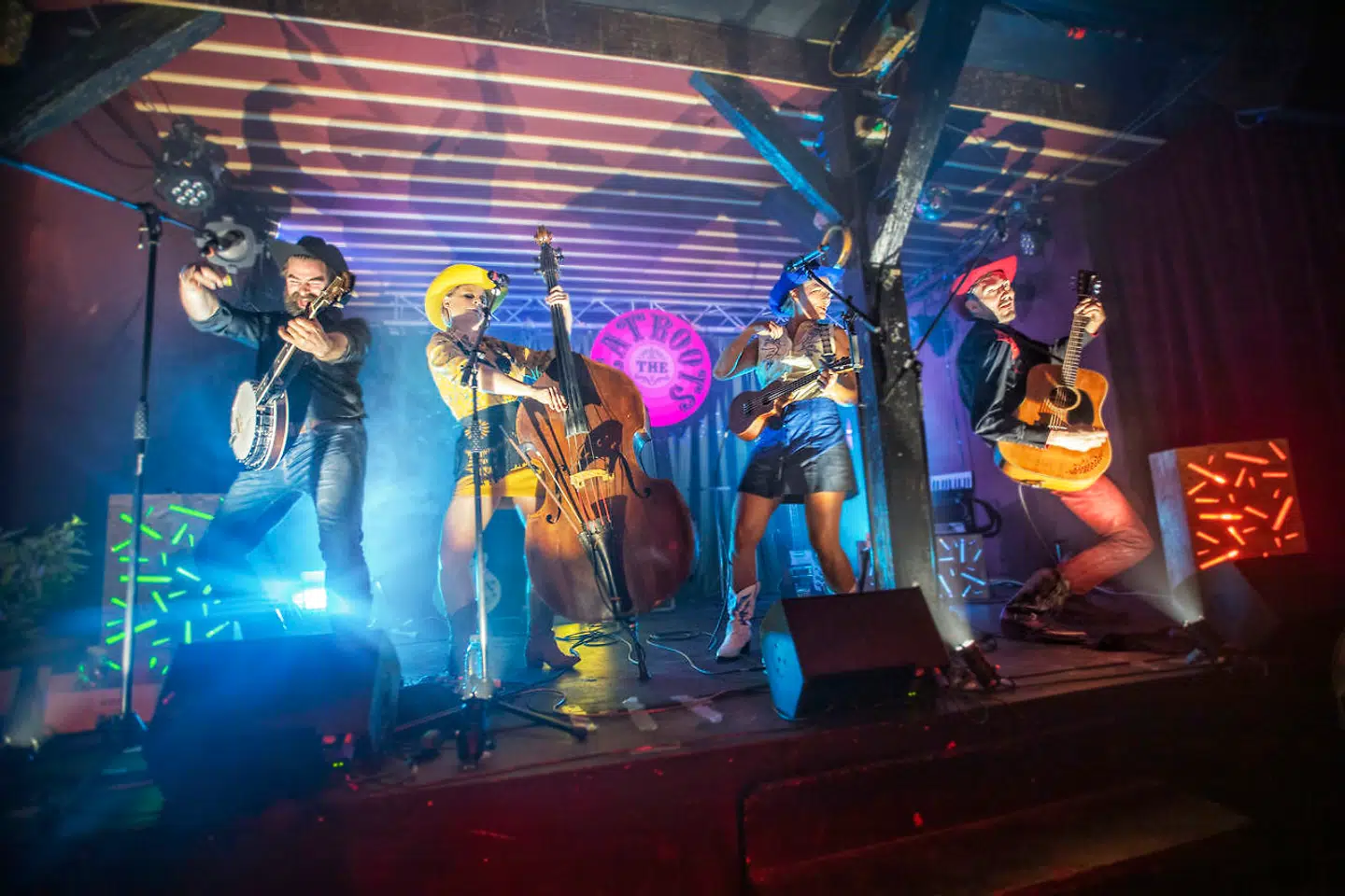 Koncertens vildskab og teatrets historiefortælling flyder sammen i forestillingen »The BeatRoots«.