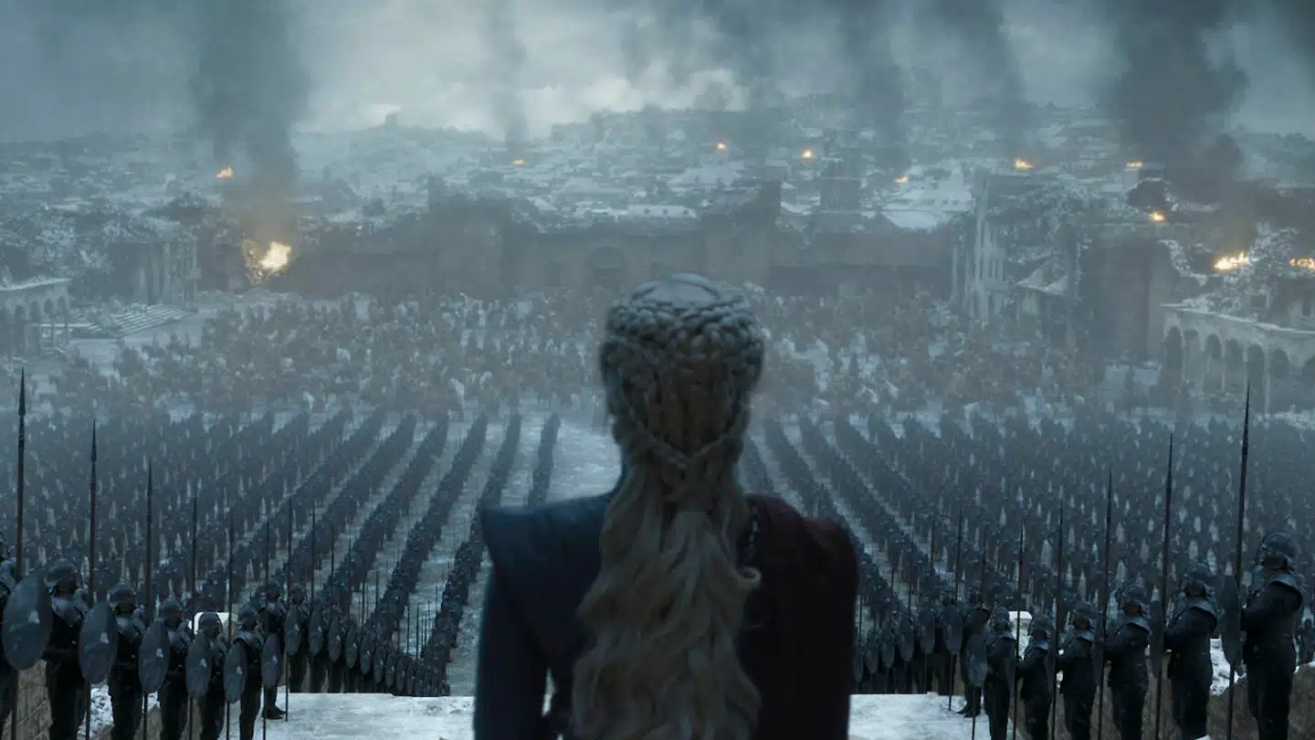 Daenerys Stormborn kigger ud over det, der er tilbage af hendes hær og hendes nyvundne kongerige i sidste afsnit af »Game of Thrones«.