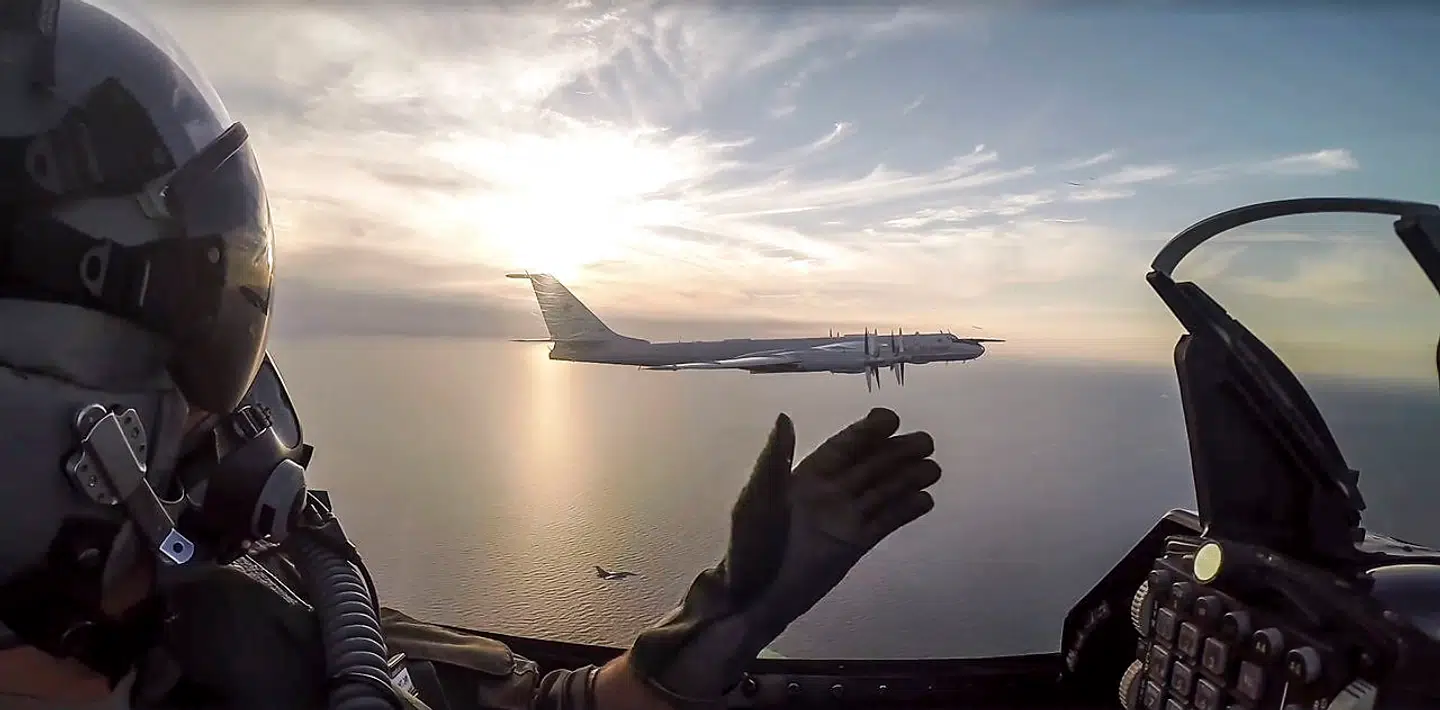 Pilot i dansk F-16 vinker til russisk langdistancebombefly. 184 gange siden 2013 har danske kampfly afvist russiske jager- eller bombefly, som har bevæget sig ind i eller været tæt på dansk luftrum. Men Forsvaret har intet afvisningsberedskab i Grønland.